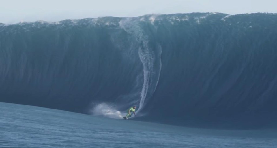 Pato Teixeira sob a parede de 7 metros no Taiti. | Reprodução/World Surf League