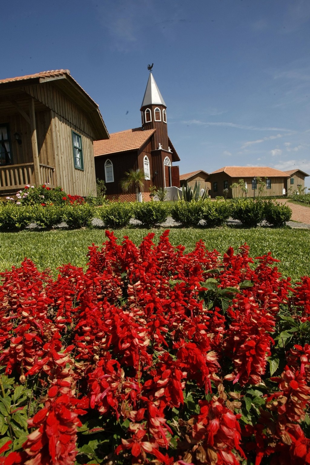 Parque Histórico de Carambeí criado pela Batavo reproduz igreja de primeira comunidade de holandeses instalada nos Campos Gerais.