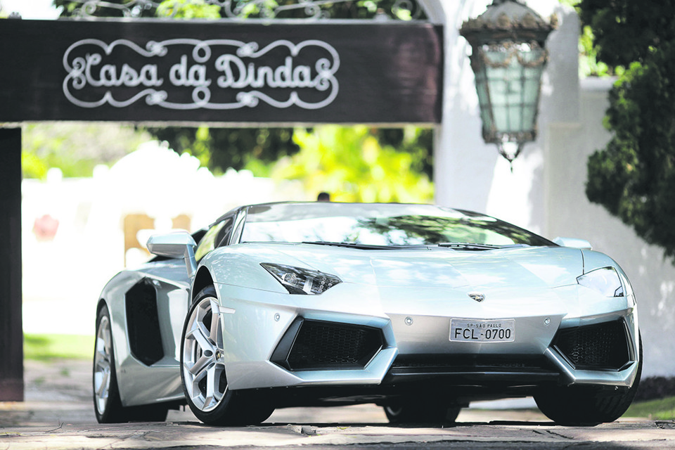 O Lamborghini prata de Collor, que também teve apreendidos uma Ferrari e um Porsche. | Ueslei Marcelino/Reuters