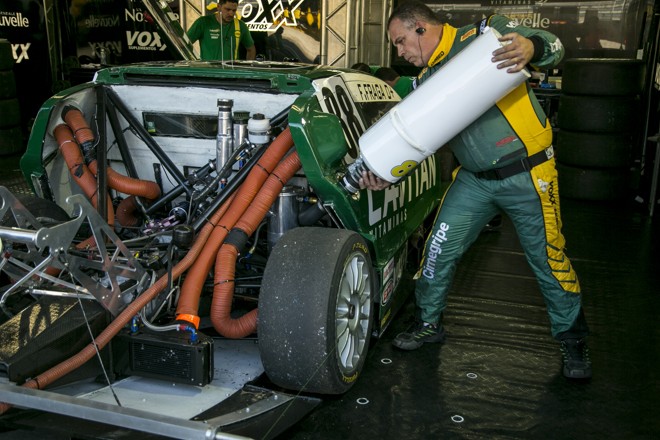 Abastecimento no carro de Felpe Fraga, da Voxx Racing. | Marcelo Andrade/Gazeta do Povo