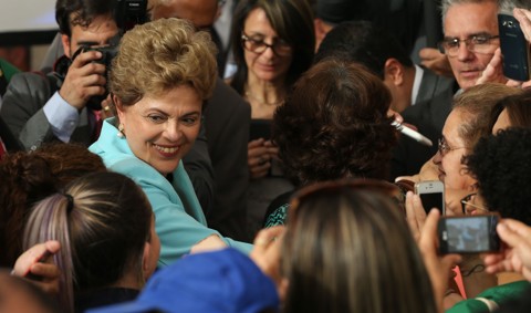 “Eu não vou cair”, avisa Dilma Dilma tem procurado construir uma agenda positiva para diminuir o impacto da onde de críticas. | Lula Marques/ Agência PT