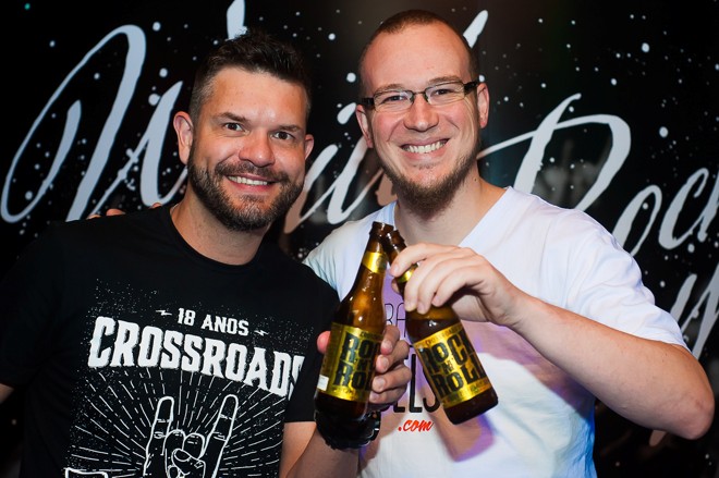 Alessandro Reis (à esq.), dono do bar Crossroads, brinda com o jornalista e sommelier de cervejas Luis Celso Jr. no lançamento da Crossroads Rock’n Roll Session Rye Pale Ale, na última quarta-feira. A edição limitada comemora os 18 anos do bar de rock | Foto: Lenning Abdala
