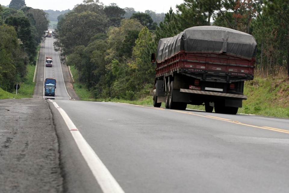 Trecho da BR-476 entre São Mateus do Sul e União da Vitória: aumento da taxa de retorno tende a atrair mais interessados. | Henry Milléo/Gazeta do Povo