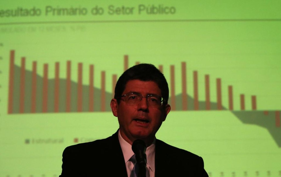 “Não é um abandono do ajuste fiscal, uma licença para gastar”, afirmou o ministro Joaquim Levy sobre a mudança na meta | Fernando Bizerra Jr./EFE