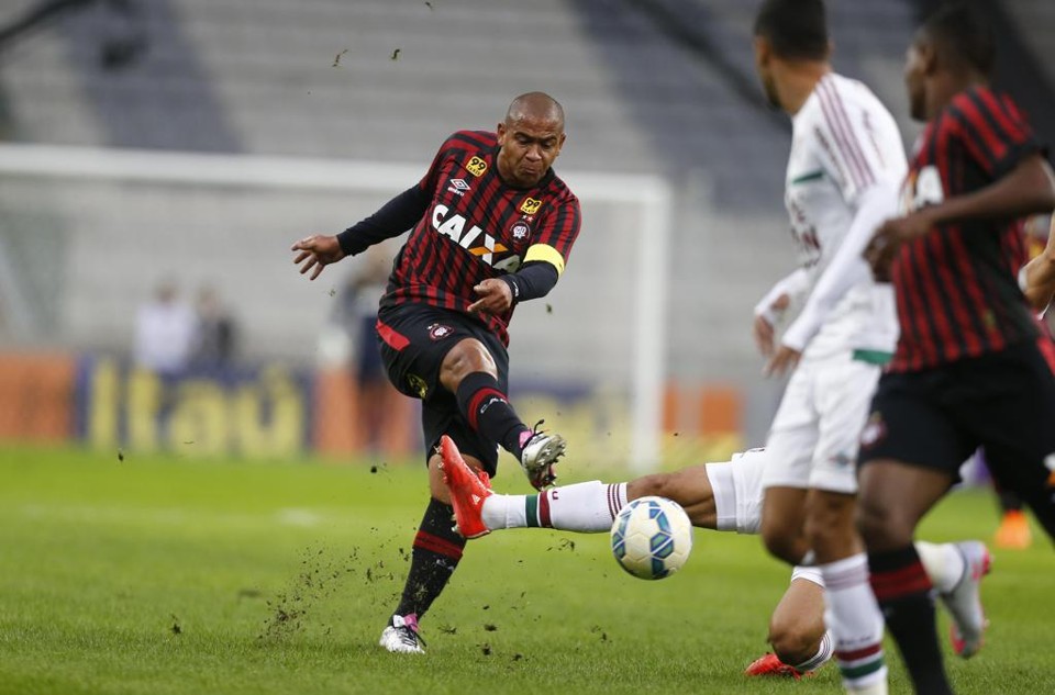Walter, peça fundamental do Atlético, arrisca chute para o gol na derrota para o Fluminense neste domingo (12) | Albari Rosa/Gazeta do Povo