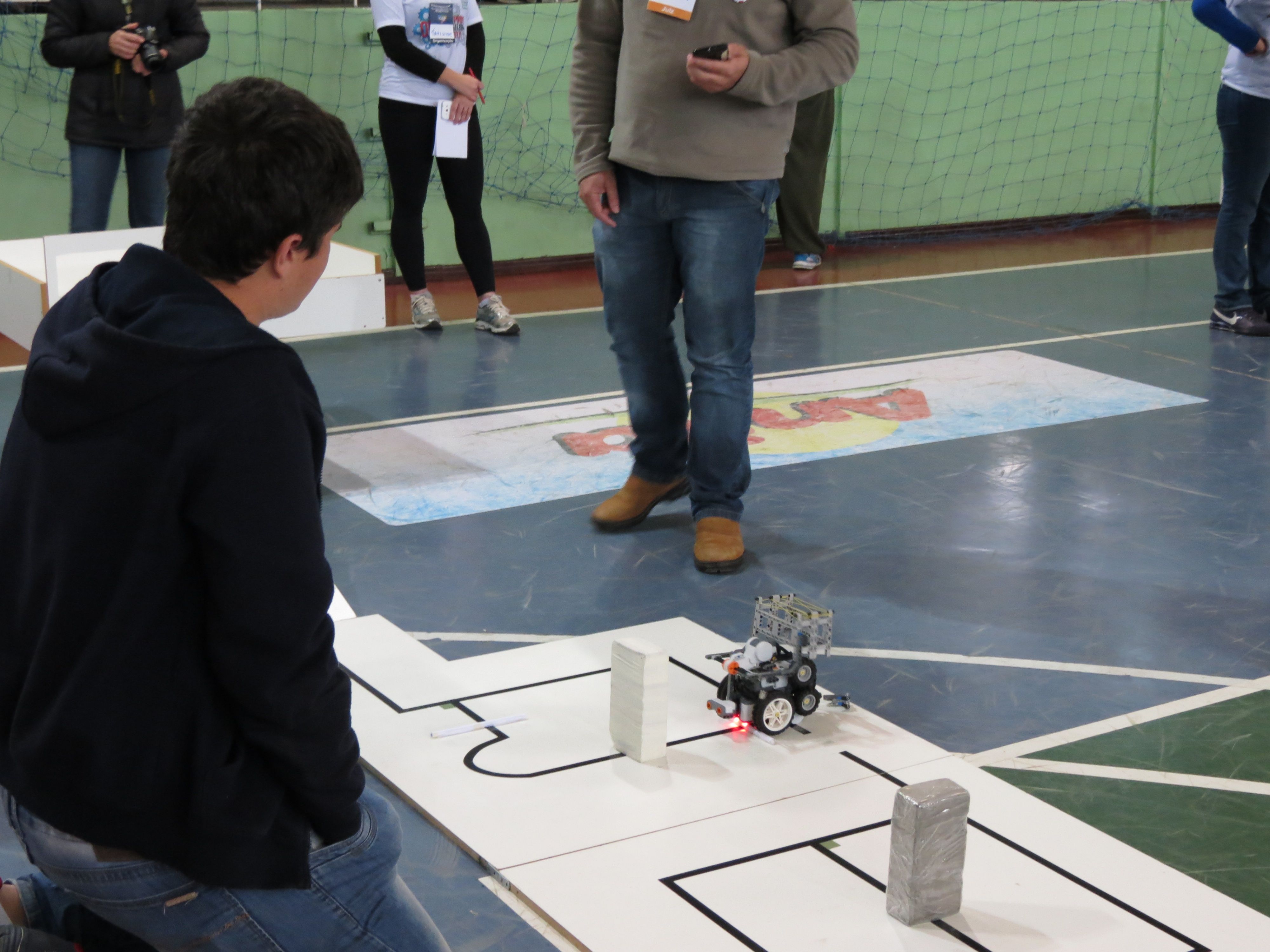 Olimpíada Brasileira de Robótica incentiva a criação de robôs para serem utilizados em situações de resgate de vitimas de desastre. | Mariana Rudek/Gazeta do Povo