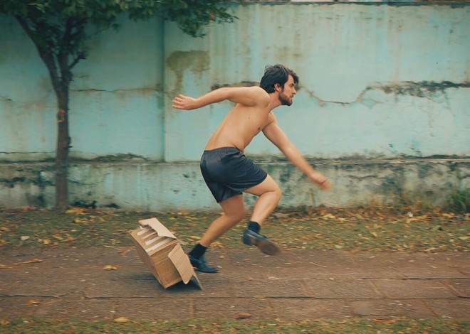 Essa cena vem intrigando a cidade via redes sociais. Quem é o bonitão que foi visto correndo sem parar, só de cueca samba-canção, pelas ruas do Juvevê? Quem estaria no seu encalço? | Foto: Reprodução Facebook