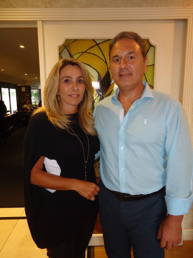 Na movimentação social curitibana, os simpáticos Andrea e Omar Omeiri, em tempo de degustação da apreciada feijoada, aos sábados, do Hotel Mabu. Andrea dirige a Bazaar Fashion, ao lado de Solange Elias e Marcia Almeida | Leatrice Heidgger