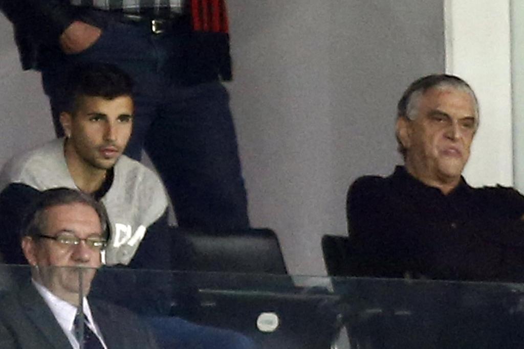 Lucas Mugni, à esquerda, chegou a assistir ao jogo do Atlético ao lado de Mario Celso Petraglia. | Albari Rosa/Gazeta do Povo