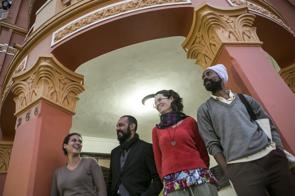 Os oficineiros Fernanda, Igor, Marcela e Alex Felix: aprendizado em clima de festival. | Fotos: Marcelo Andrade/Gazeta do Povo