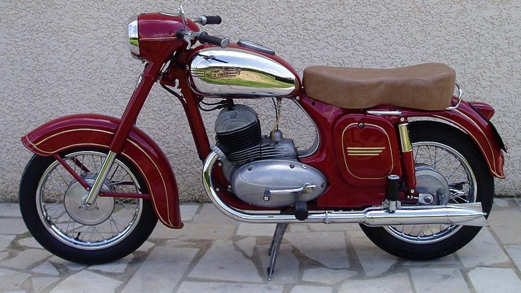 Modelo similar a esta Jawa 1954 será a atração do encontro na capital paranaense. | Divulgação/Jawa