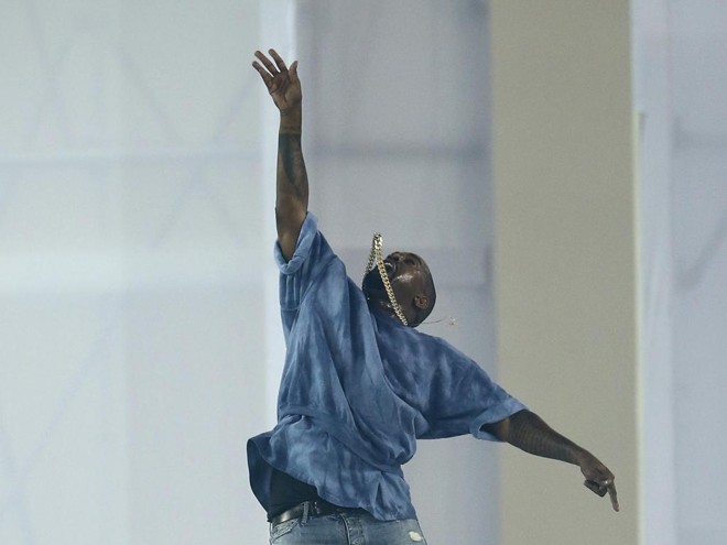 Antes de deixar o palco, Kanye West jogou o microfone para o alto. | Matt Detrich/USA Today Sports