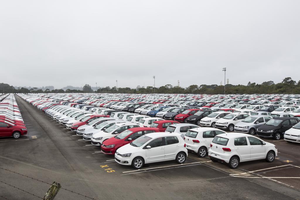 Com pátios cheios, montadoras instaladas no Paraná, como a Volkswagen, apertaram o freio na produção em 2015, afetando em cheio o faturamento da cadeia de autopeças e os empregos do setor. | Brunno Covello/Gazeta do Povo