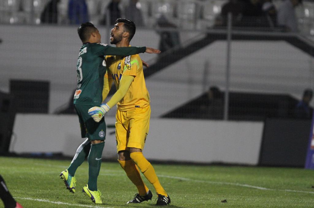 Zagueiro Ivan abraça o goleiro Vaná na classificação do Coxa diante da Ponte Preta. | Gustavo Magnusson / Folhapress/