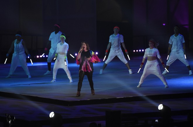 A cantora canadense Serena Ryder se apresentou no Rogers Centre. | Eric Bolte/USA Today Sports