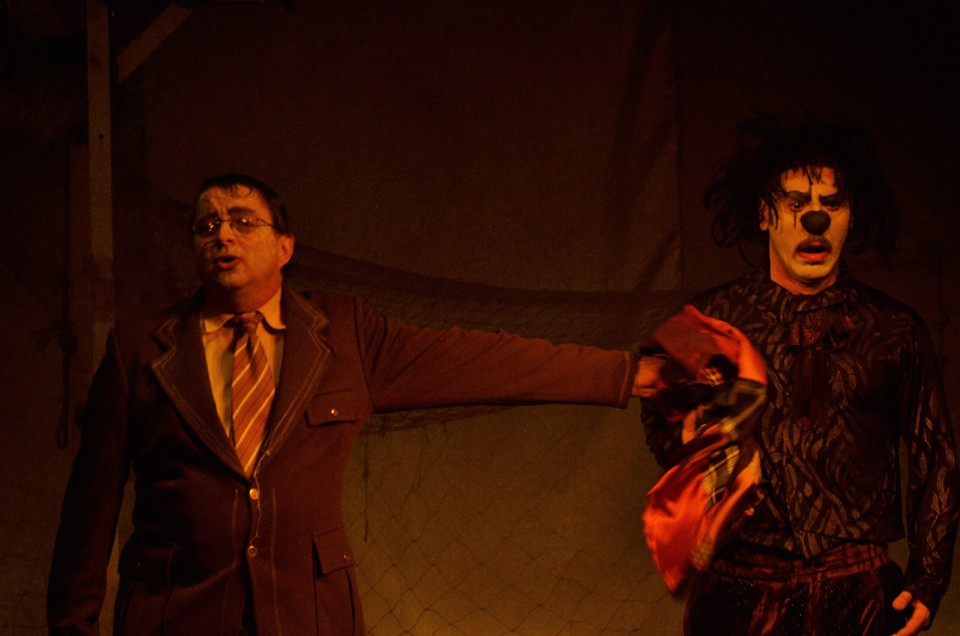 Andrew Knoll (à direita) faz o clown e Rogério Soares, um ingênuo na pela “Palhaços”, em cartaz no Teatro Regina Vogue. | David D’Visant/Divulgação