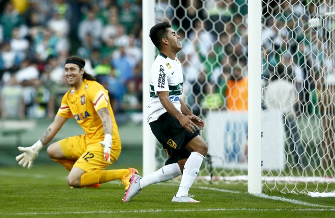 Rafhael Lucas lamenta, enquanto Cássio reclama do espaço dado pela defesa do Corinthians. | Hugo Harada/Gazeta do Povo