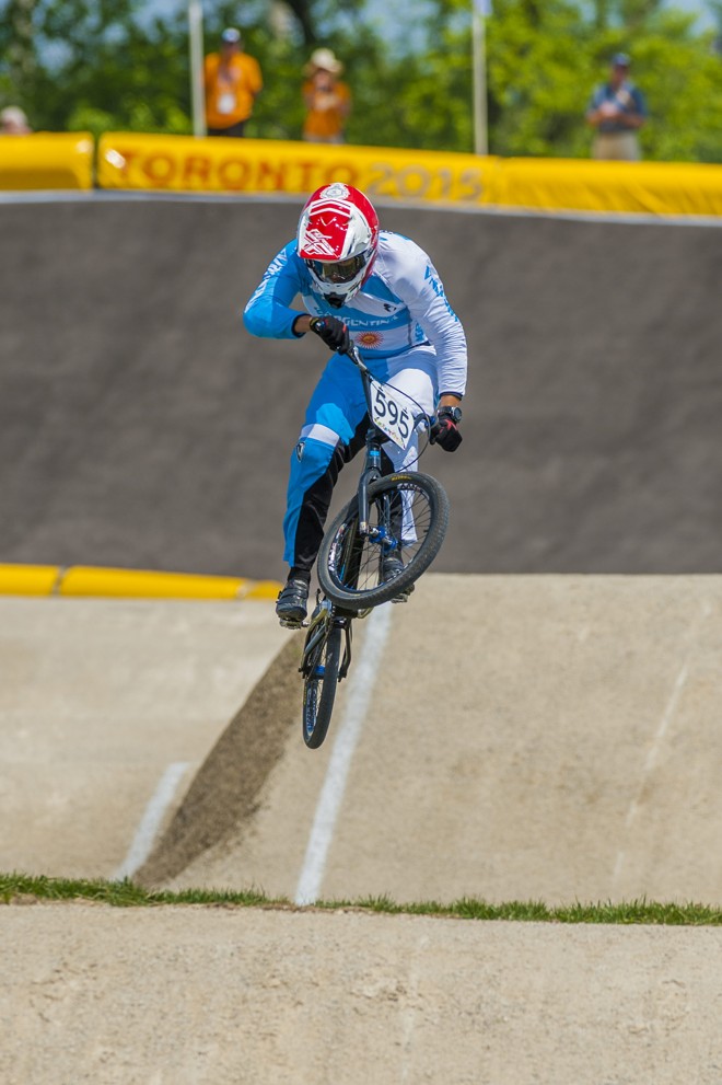O argentino Gonzalo Molina salta durante a prova de BMX. | WARREN TODA/EFE