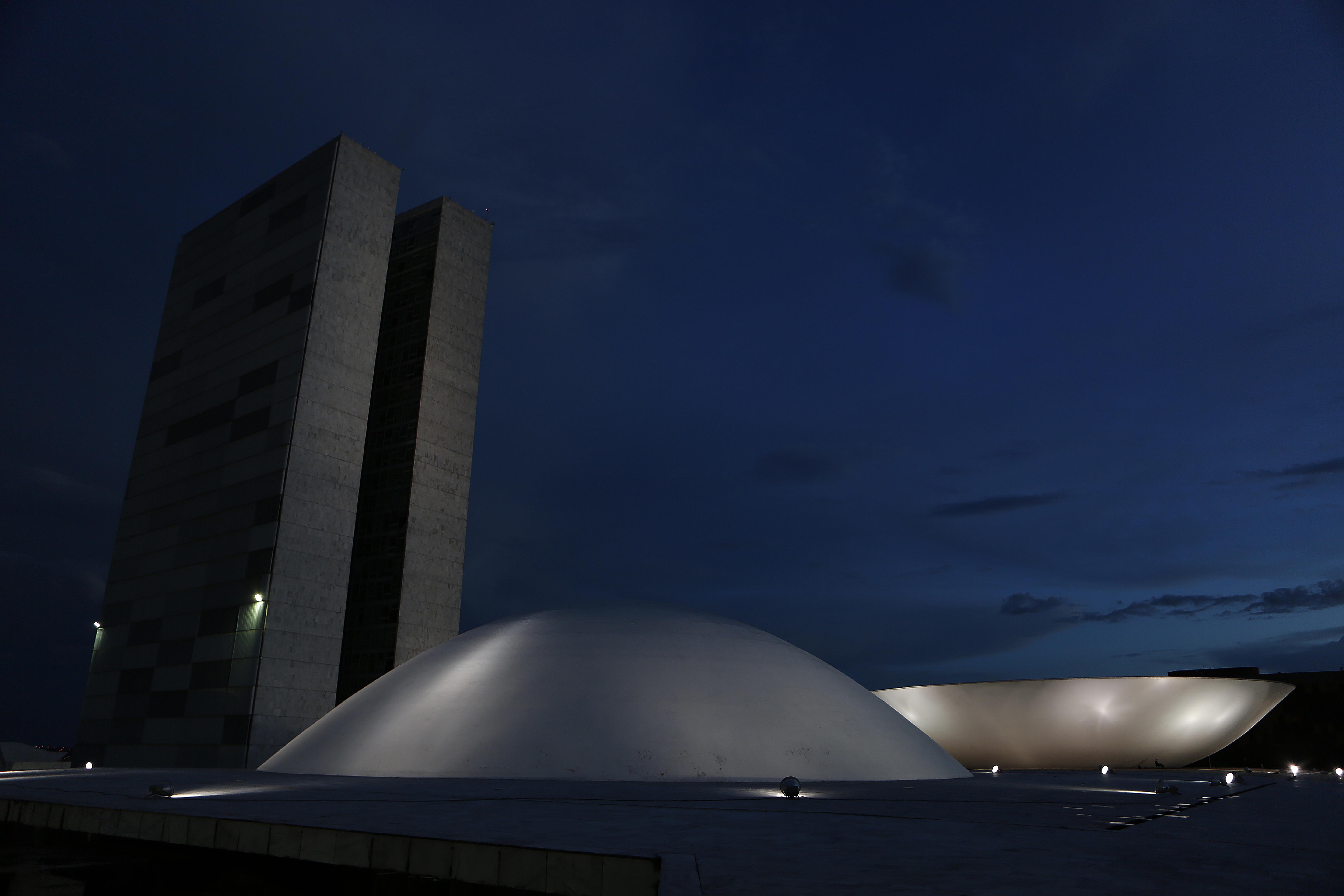 Cúpulas do Senado (à frente), onde seis senadores podem trocar de sigla, e da Câmara (ao fundo), que pode ter pelo menos 30 mudanças. | Jonathan Campos/Gazeta do Povo