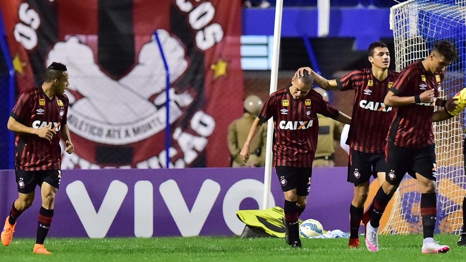 Marcos Guilherme recebe cumprimento de Bruno Mota, com Cryzan logo à direita. | Petra Mafalda/Mafalda Press/ Folhapress