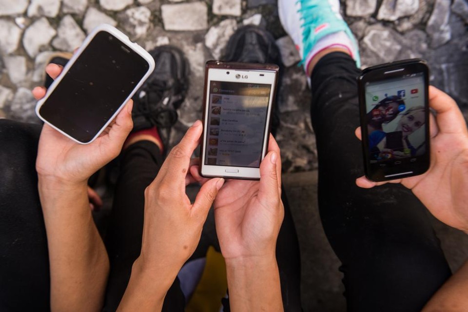 Se fossem reunidos em um país, os viciados em smartphones já seriam a quarta maior nação do mundo | Lucas Pontes/Gazeta do Povo