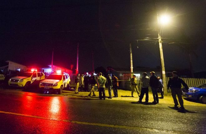 No local, policiais tinham poucas informações sobre o que teria motivado o triplo homicídio em Santa Felicidade | Lineu Filho/Tribuna do Paraná