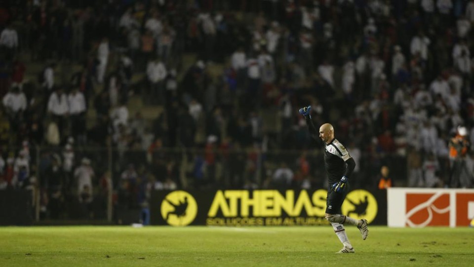 Marcos agradece a torcida do Paraná na saída de campo: contra o CRB, goleiro completa 300 jogos pelo Tricolor. | Hugo Harada/Gazeta do Povo
