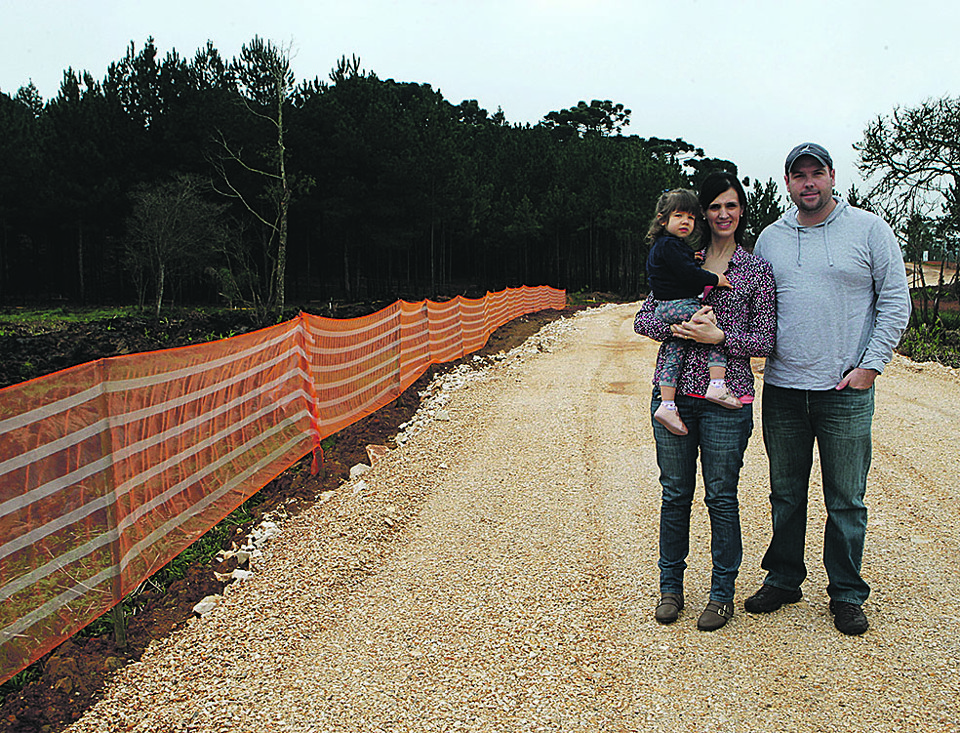 Carlos Geschwandtner, a esposa e a filha: a agilidade do processo levou a família ao financiamento direto com a construtora. | Aniele Nascimento/Gazeta do Povo