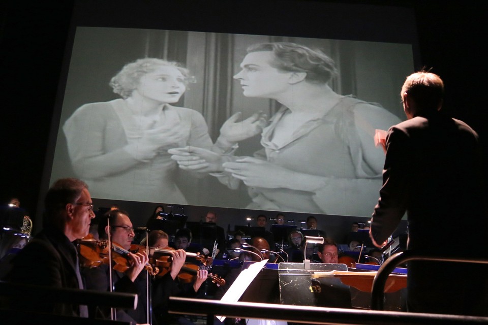 Maestro Stefan Geiger rege a Sinfônica do Paraná durante exibição, no domingo (5), da versão integral de “Metrópolis” (1927), clássico do cineasta alemão Fritz Lang. | Fernanda Castro/Divulgação