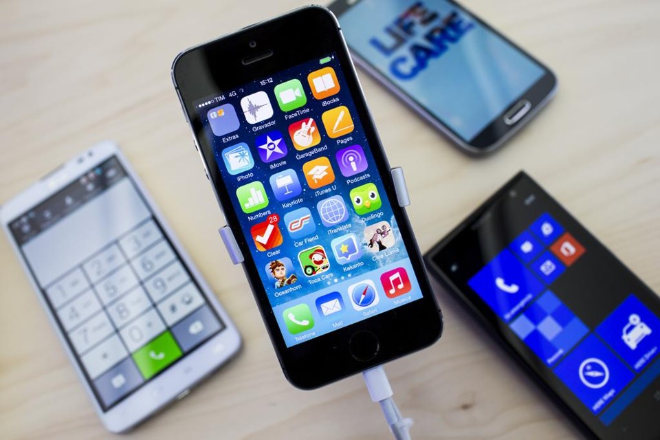 Em maio, 3,89 milhões de smartphones foram comprados, o que representa queda de 16% ante o mês correspondente em 2014. | Brunno Covello/Gazeta do Povo