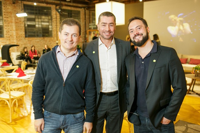 Roberto Herrera (ao centro), gerente comercial da Gazeta do Povo, recebeu o diretor da Regional PR/SC da Claro, Versione Souza (à esq.), e o diretor de Marketing e Propaganda da prefeitura de Curitiba, Marcos Giovanella, no Encontro Bom Gourmet Gazeta do Povo Jornais, realizado na noite da última quarta-feira, no Núcleo Estilo de Vida do jornal, que neste ano faz parte da Casa Cor Paraná | Foto: Rubens Nemitz Jr.