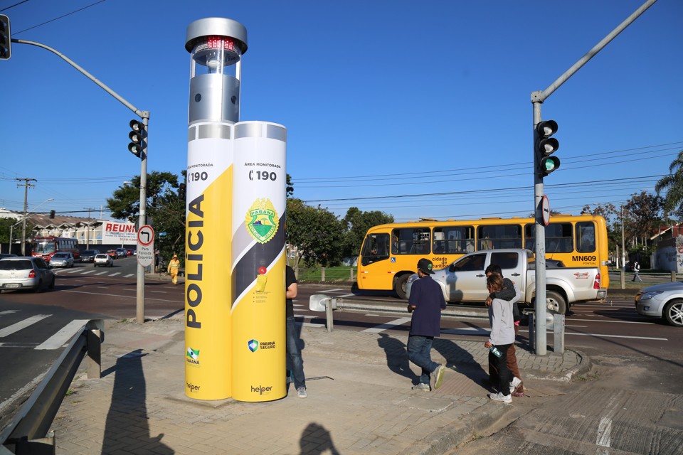 No momento da foto, a empresa que cedeu os equipamentos fazia manutenção na torre instalada na esquina da Brasílio Itiberê com o Viaduto das Torres. | Ivonaldo Alexandre/Gazeta do Povo