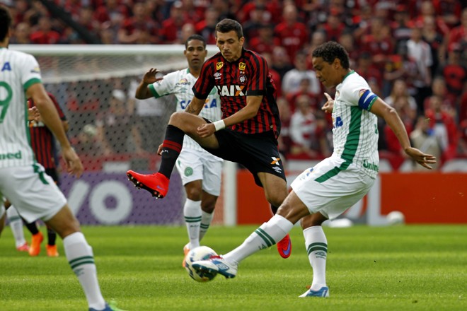 Meia Bruno Mota, do Atlético, tenta se livrar da marcação da Chapecoense. | Antônio More/Gazeta do Povo