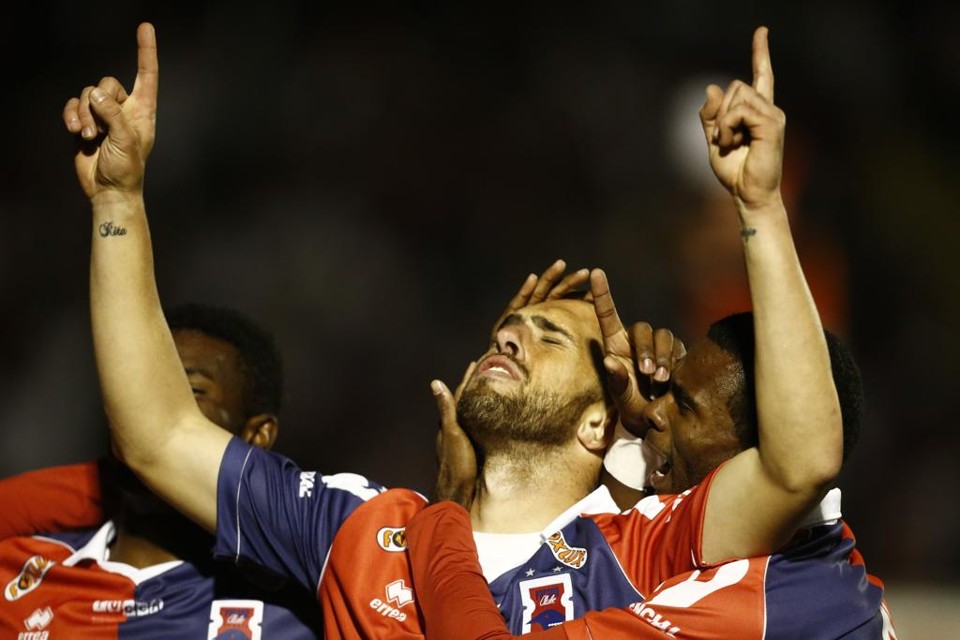 Rafael Costa marcou o gol que abriu a vitória do Paraná sobre o Náutico na Vila Capanema | Hugo Harada/Gazeta do Povo