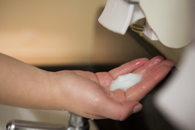 Aplique na palma da mão quantidade suficiente de sabonete líquido para cobrir todas as superfícies das mãos. Foto: | Brunno Covello/Gazeta do Povo
