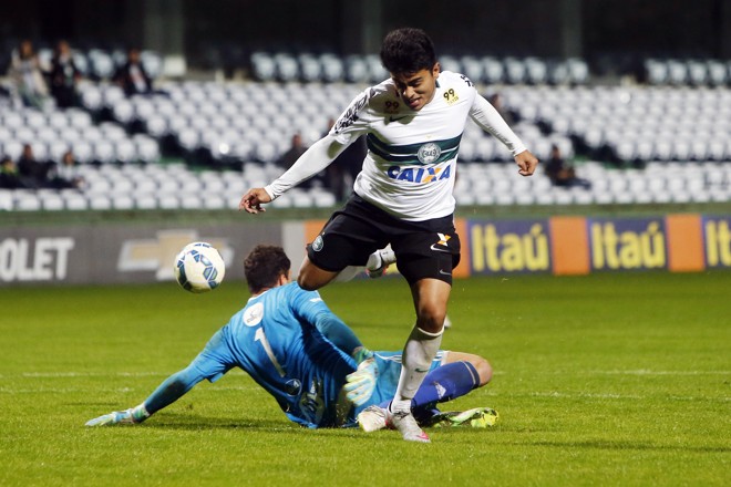 Rafhael Lucas perde a bola do jogo, desarmado por Marcelo Lomba. | Albari Rosa/Gazeta do Povo