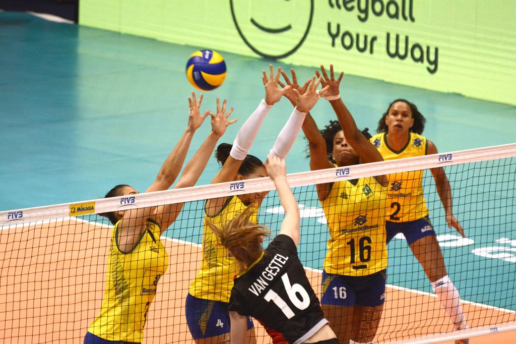 Bloqueio triplo do Brasil tenta parar o ataque da Bélgica, em partida relativamente fácil para o time de José Roberto Guimarães. | FIVB/Divulgação