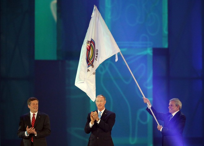 A bandeira do Pan-Americano é passada pelo prefeito de Toronto para o representante de Lima, no Peru, sede do evento em 2019. | Matt Detrich/USA Today Sports