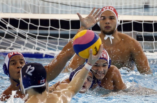 Partida de polo aquático entre Canadá e Venezuela. | Javier Etxezarreta/EFE