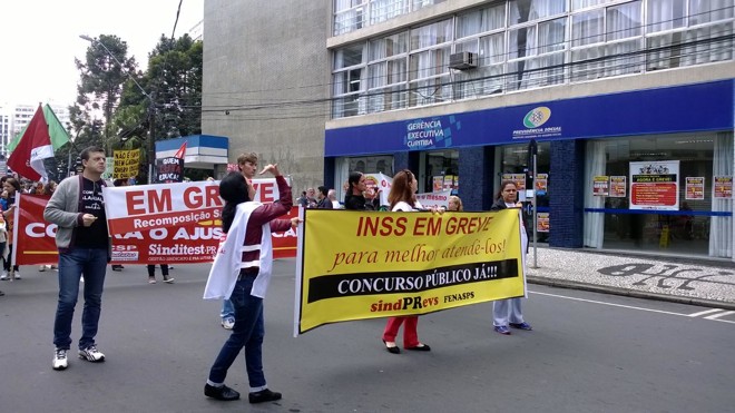 Servidores do INSS também se juntaram ao protesto: melhores condições de trabalho e reajuste salarial. | Aniele Nascimento/Gazeta do Povo