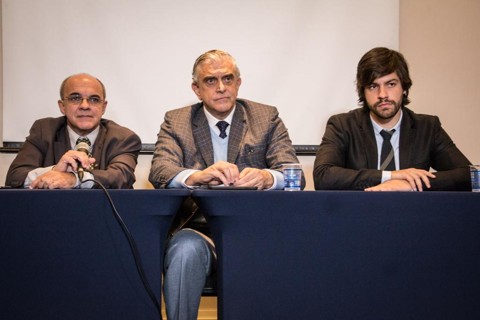 Petraglia prevê clubes “fechando as portas” sem aprovação de MP Bandeira de Mello, Mario Celso Petraglia e Ricardo Martins, diretor executivo do Bom Senso FC: pressão pela MP 671. | Guilherme Prado/Bom Senso FC