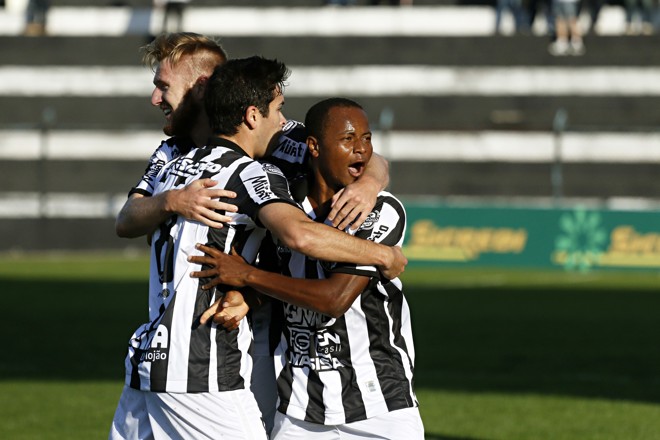 Jogadores do Operário comemoram gol de Joelson contra o Red Bull. | Josue Teixeira/Gazeta do Povo