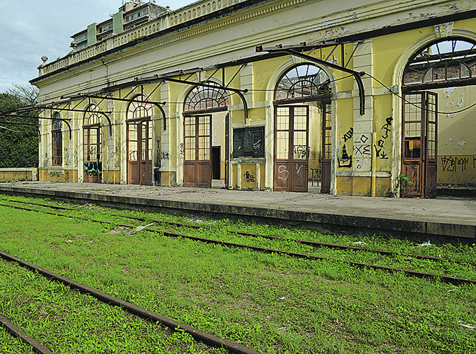 Prédío de 130 anos está abandonado e sujeito a vândalos. | Débora Mariotto Alves/Gazeta do Povo