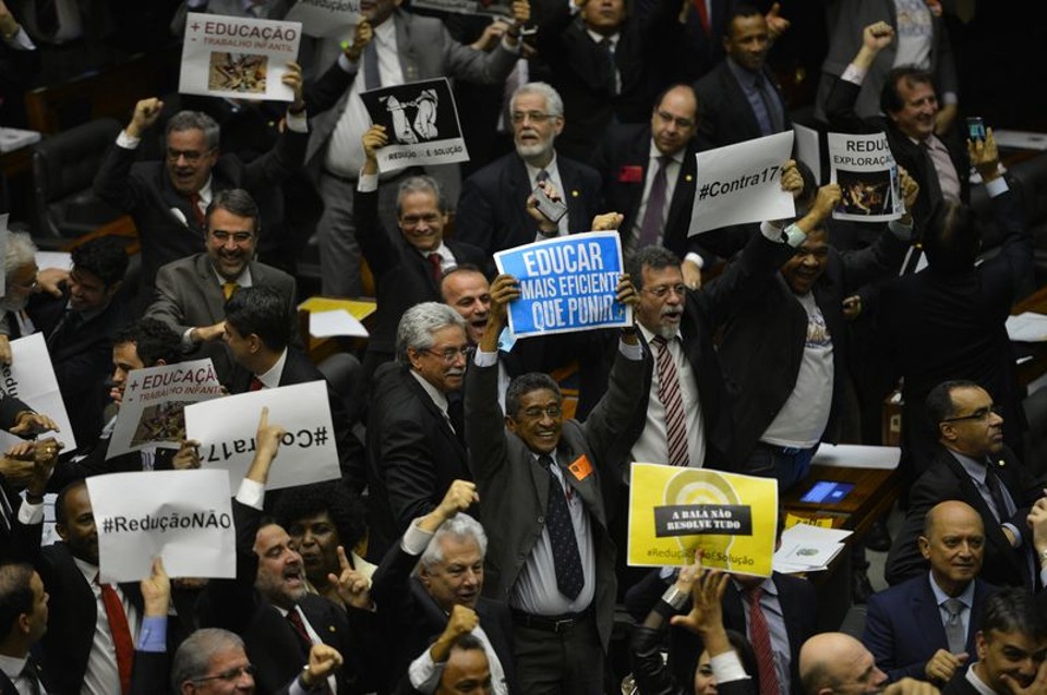 Deputados contrários à redução exibem cartazes na Câmara | Fabio Rodrigues Pozzebom/Agência Brasil