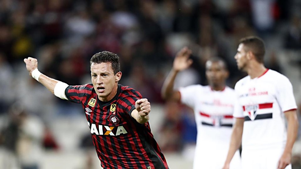 Gustavo foi herói contra o São Paulo, fez mais um jogo contra o Cruzeiro e depois foi para o banco. | Albari Rosa/Gazeta do Povo