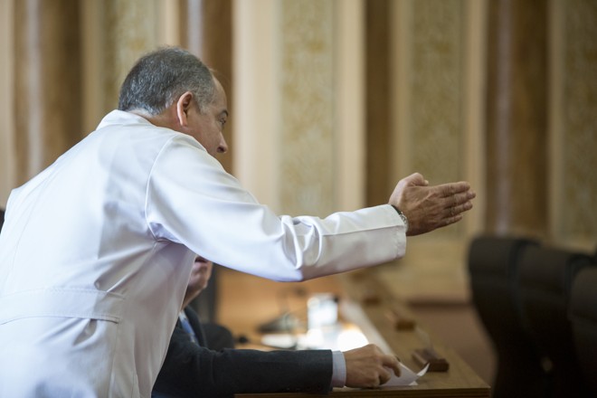 É por aqui, ensina Professor Galdino (PSDB). | Henry Milleo/Gazeta do Povo