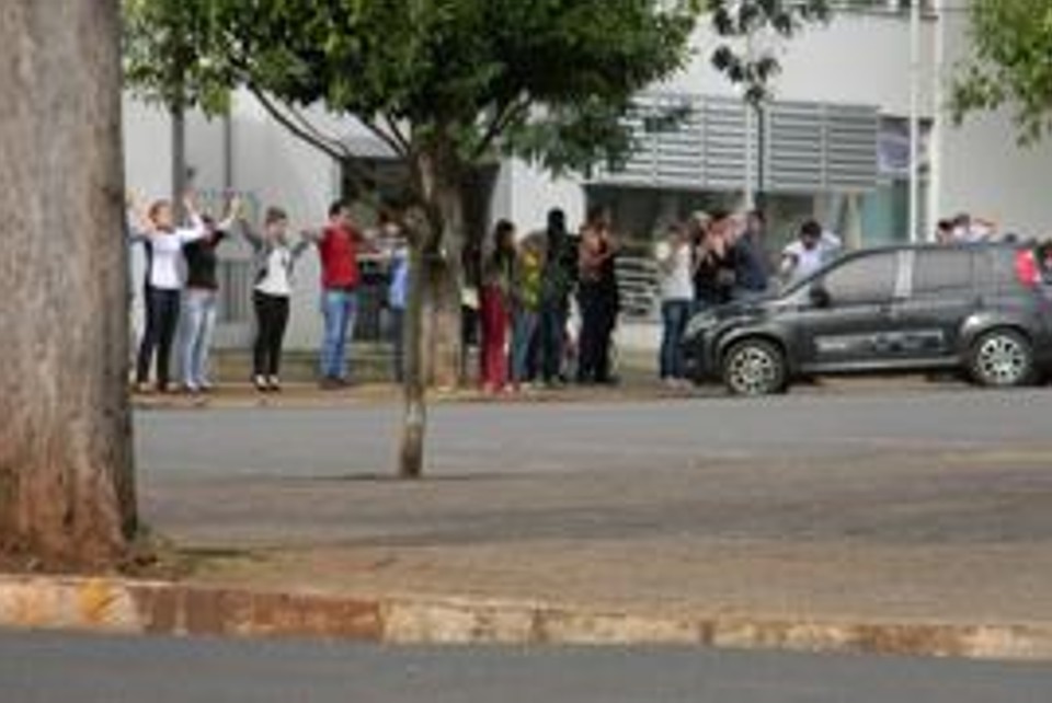 Pelo menos 30 pessoas foram usadas como escudo humano. | Junior Dias/Borrazópolis Notícias
