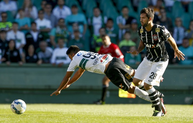 Felipe chega firme em Rafhael Lucas: falta. | Hugo Harada/Gazeta do Povo
