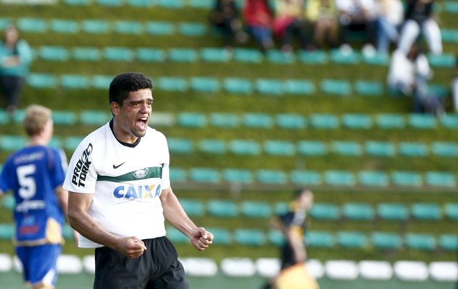 Paulo Victor comemora o seu segundo gol no Ecoestádio sobre o Andraus. | Hugo Harada/Gazeta do Povo