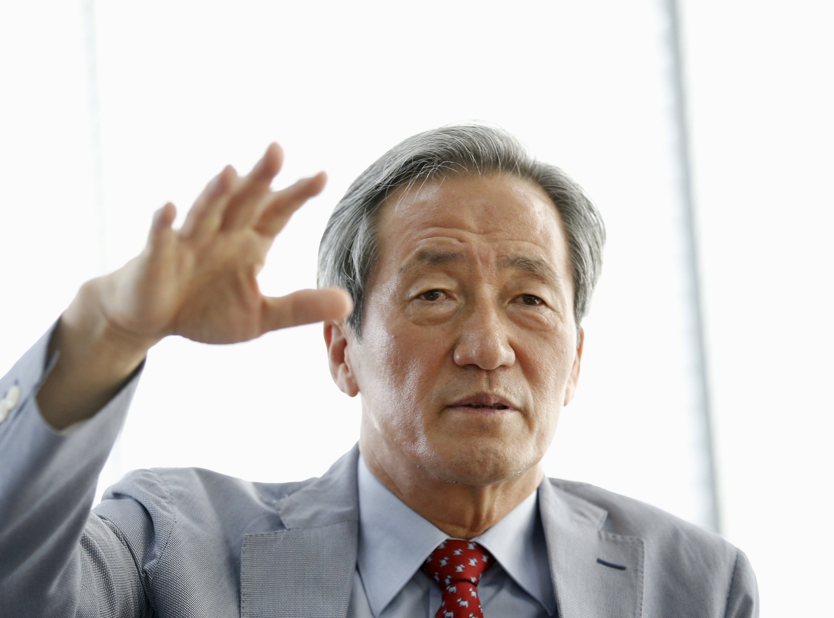 CHung Moong-joon chamou Michel Platini, o outro candidato lançado ao trono de Blatter, de “produto do sistema da Fifa”. | Kim Hong-JIi
Reuters